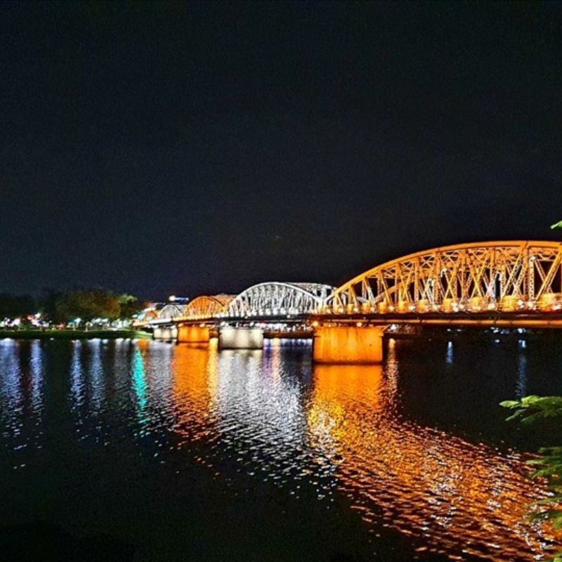 Hue Street Food Walking Tour with Local Guide ( Min 2 - Max 12 )
