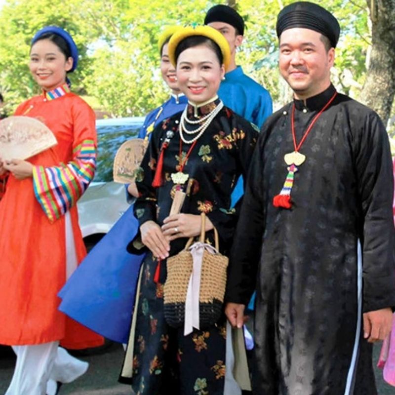 Hue Street Food Walking Tour with Local Guide ( Min 2 - Max 12 )