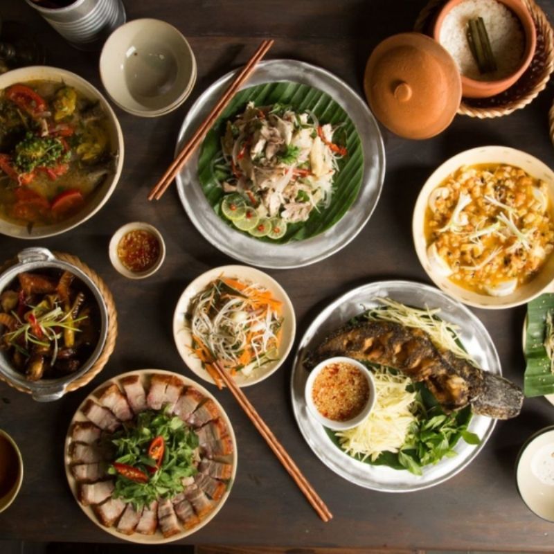 Hue Street Food Walking Tour with Local Guide ( Min 2 - Max 12 )