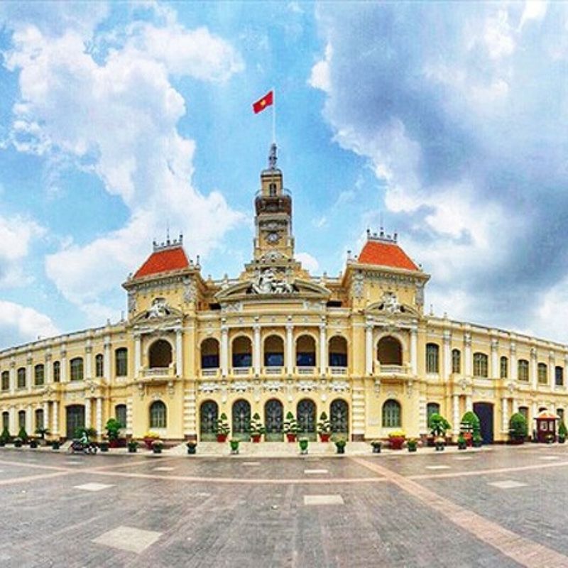 Ho Chi Minh City Motorbike Tour – Classic City Highlights and War History Exploration 4 Hours