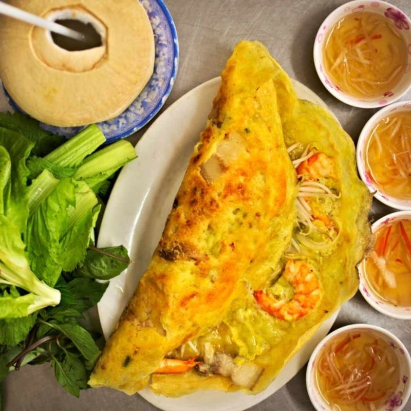 Saigon Cyclo Food and Sight Tour – City Highlights and Street Food Experience 4 Hours