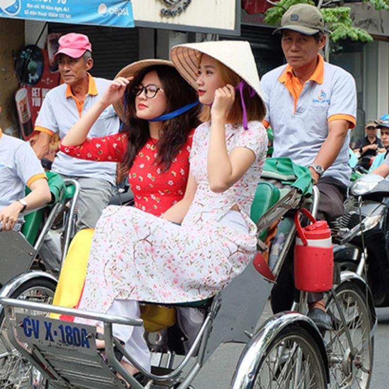 Saigon Night Cyclo & Dinner Cruise – Romantic River Experience