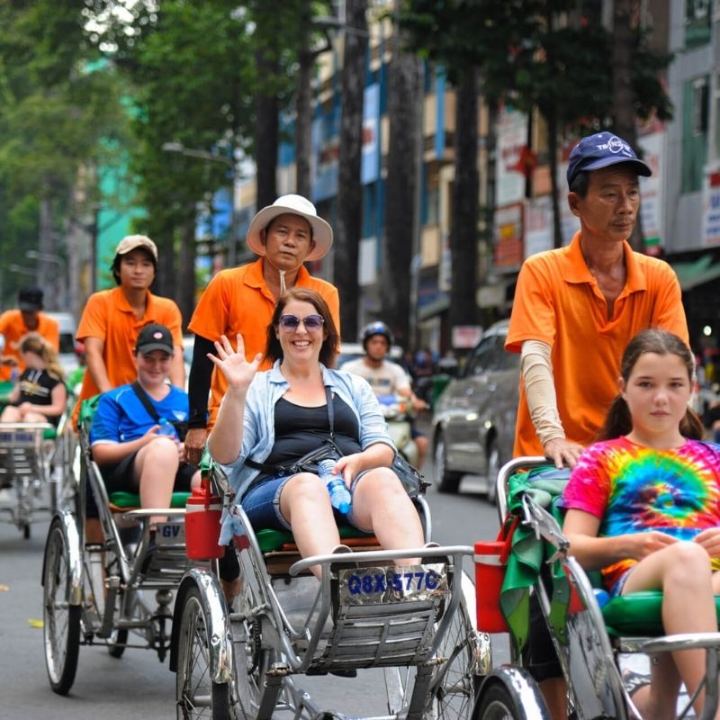 Saigon Night Cyclo & Dinner Cruise – Romantic River Experience