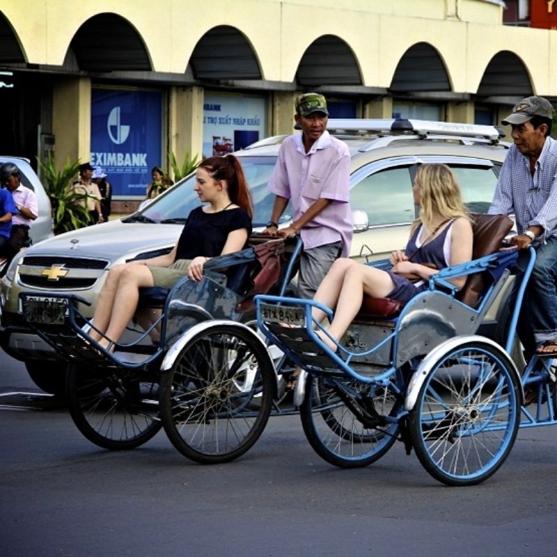 Saigon Night Cyclo & Dinner Cruise – Romantic River Experience