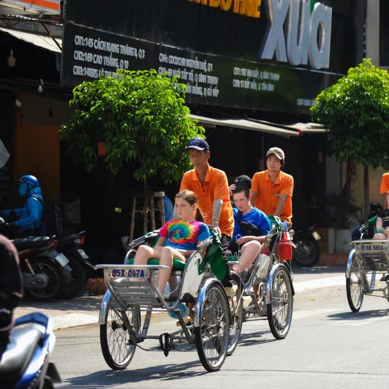 Saigon Night Cyclo & Dinner Cruise – Romantic River Experience