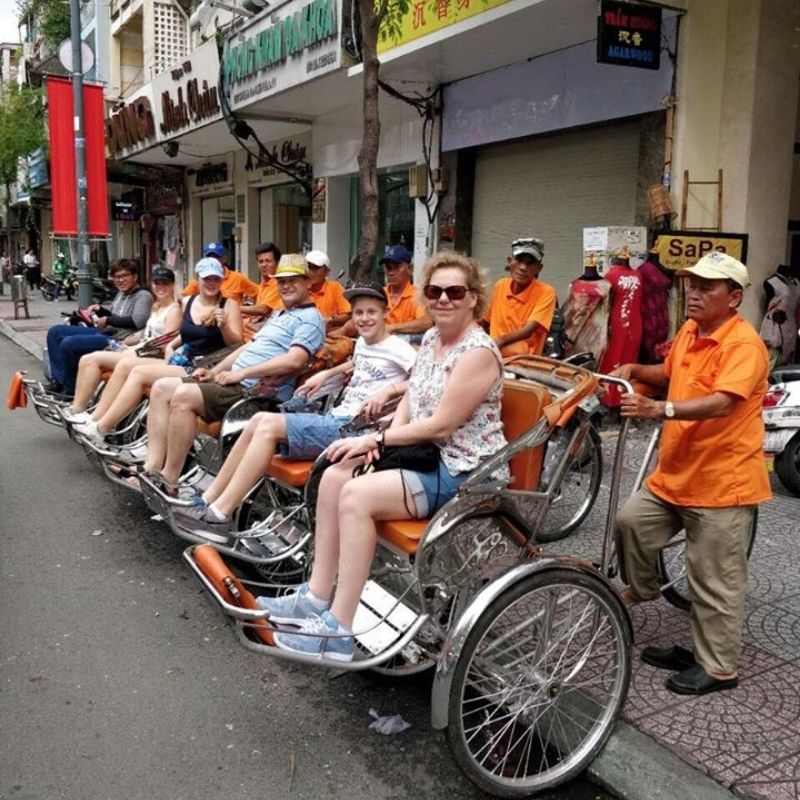 Saigon Night Cyclo & Dinner Cruise – Romantic River Experience
