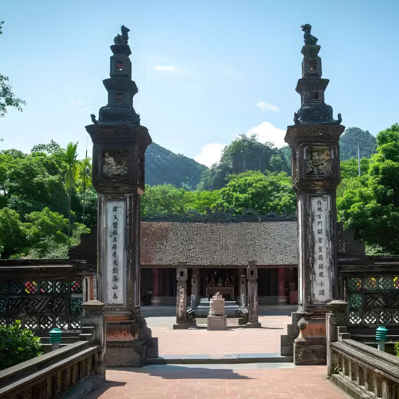 2-Day Ninh Binh & Halong Bay Tour from Hanoi – Hoa Lu, Tam Coc, Mua Cave & Luxury Cruise