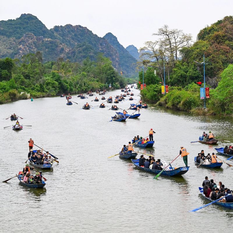 One Day Private Tour Perfume Pagoda & Quang Phu Cau Incense Village